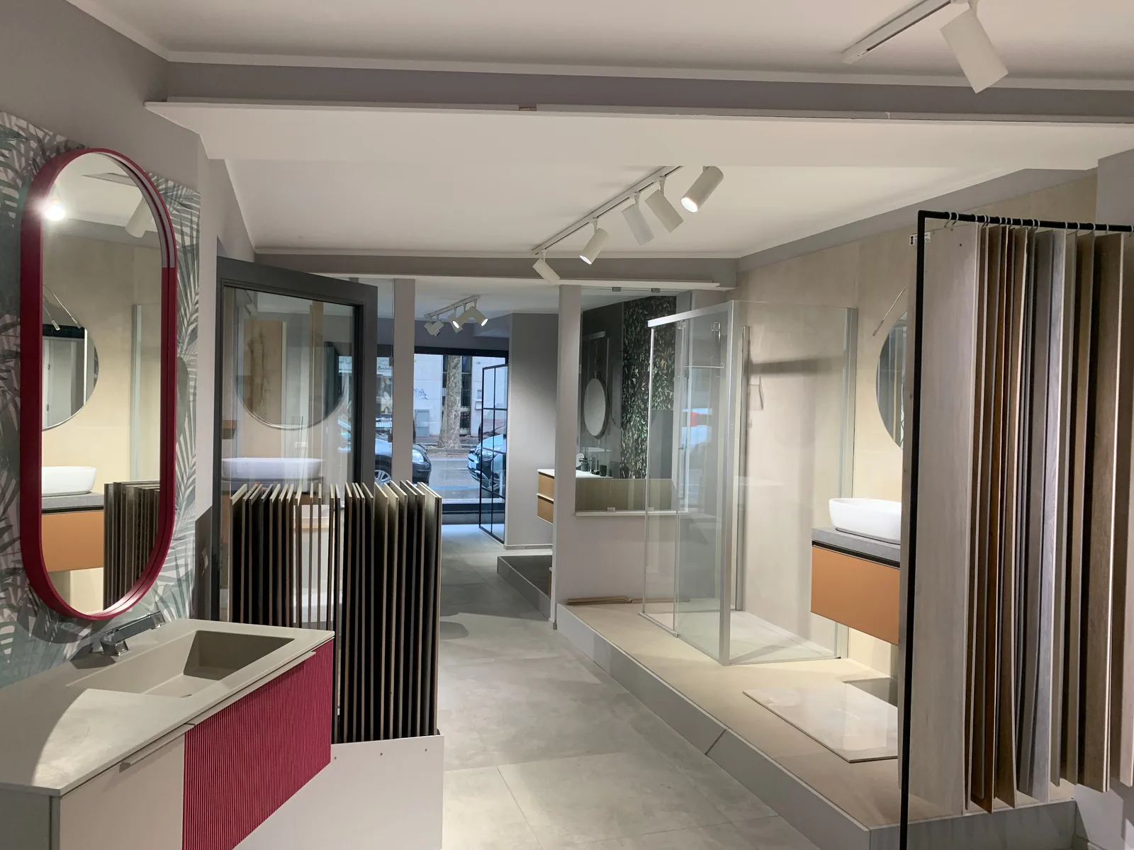 Vista dello showroom Edil Color con esposizione di materiali per l'edilizia, pavimenti, rivestimenti e soluzioni per il bagno
